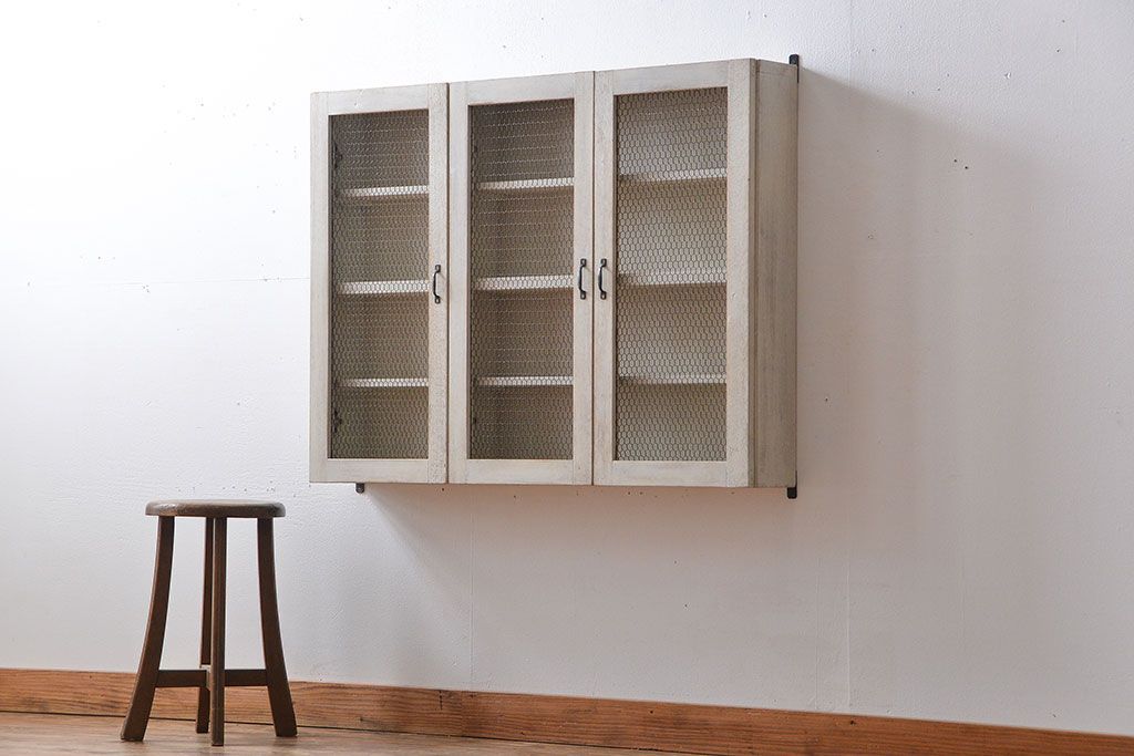 アンティーク家具　アンティークペイント　金網扉のウォールラック