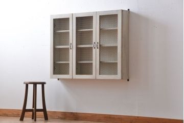 アンティーク家具　アンティークペイント　金網扉のウォールラック