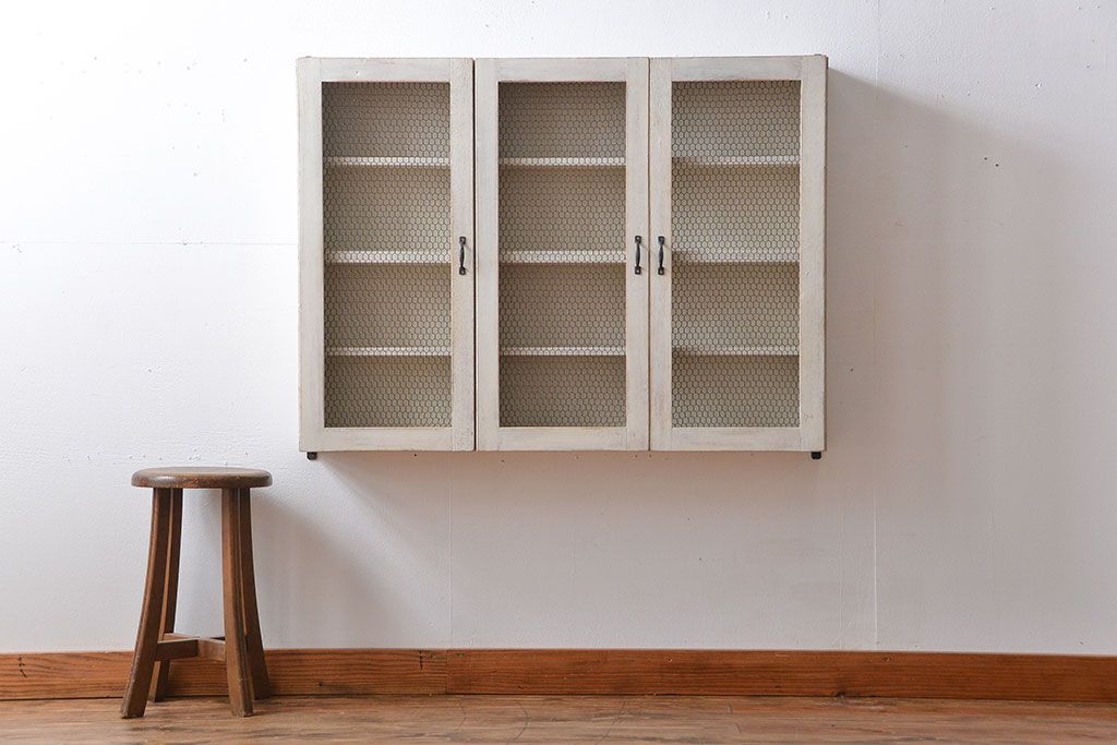 アンティーク家具　アンティークペイント　金網扉のウォールラック