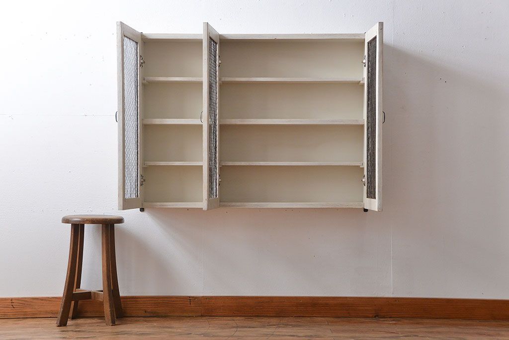 アンティーク家具　アンティークペイント　金網扉のウォールラック