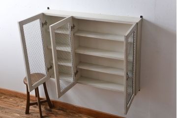 アンティーク家具　アンティークペイント　金網扉のウォールラック