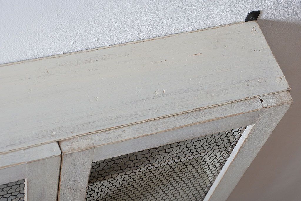 アンティーク家具　アンティークペイント　金網扉のウォールラック