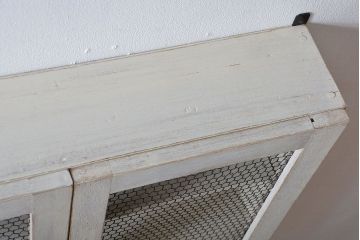 アンティーク家具　アンティークペイント　金網扉のウォールラック