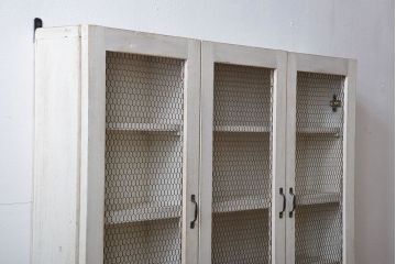 アンティーク家具　アンティークペイント　金網扉のウォールラック