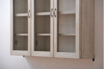 アンティーク家具　アンティークペイント　金網扉のウォールラック