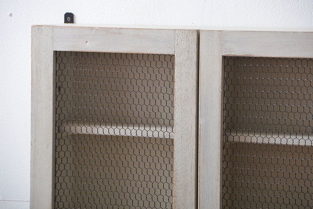 アンティーク家具　アンティークペイント　金網扉のウォールラック