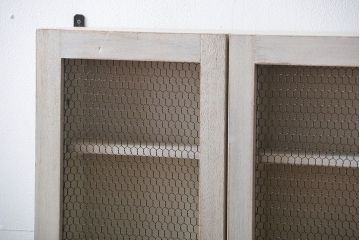 アンティーク家具　アンティークペイント　金網扉のウォールラック