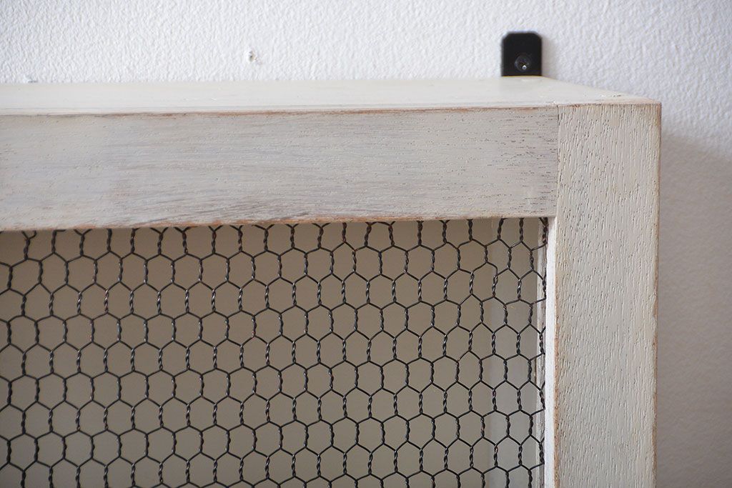 アンティーク家具　アンティークペイント　金網扉のウォールラック