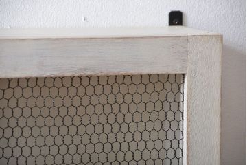 アンティーク家具　アンティークペイント　金網扉のウォールラック