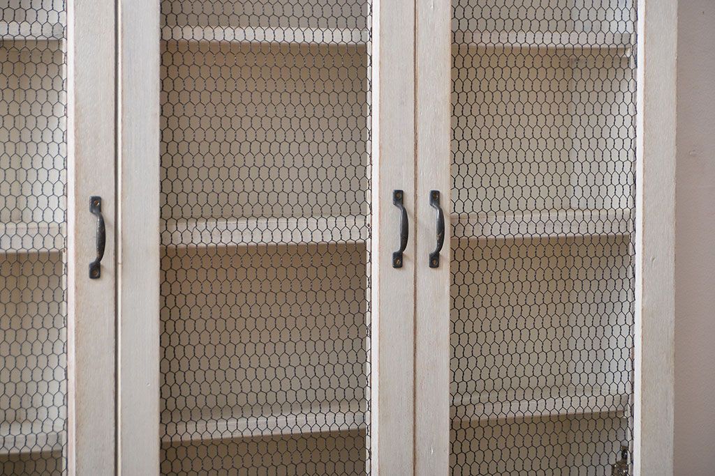 アンティーク家具　アンティークペイント　金網扉のウォールラック