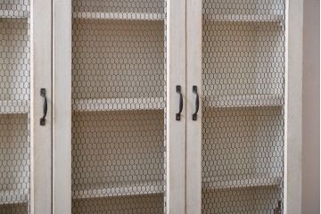 アンティーク家具　アンティークペイント　金網扉のウォールラック