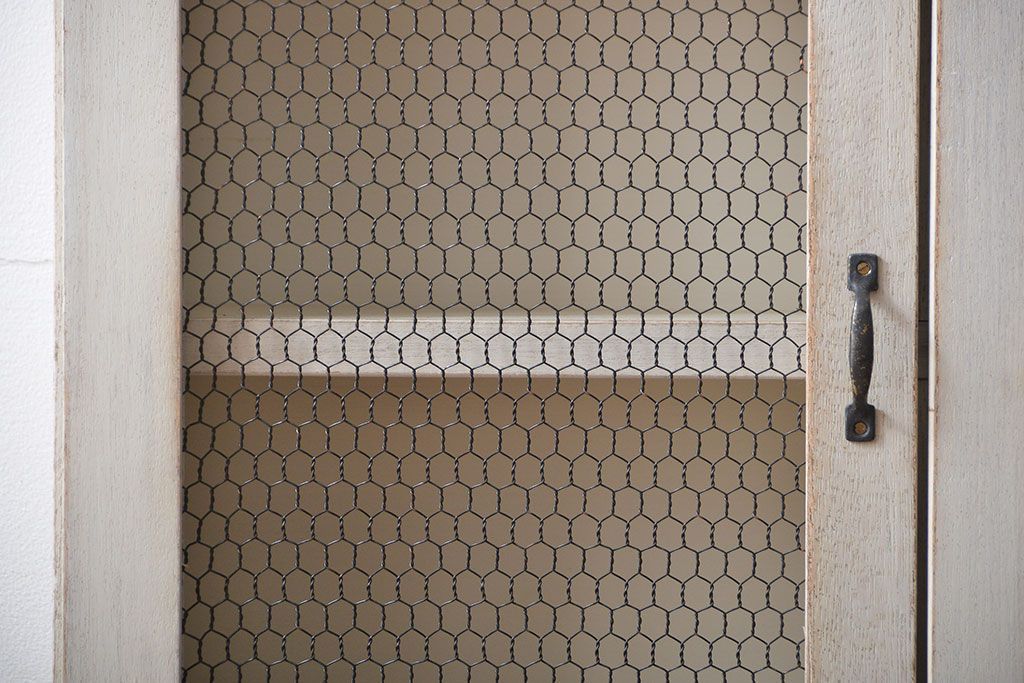 アンティーク家具　アンティークペイント　金網扉のウォールラック