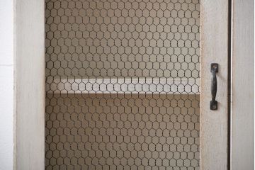 アンティーク家具　アンティークペイント　金網扉のウォールラック