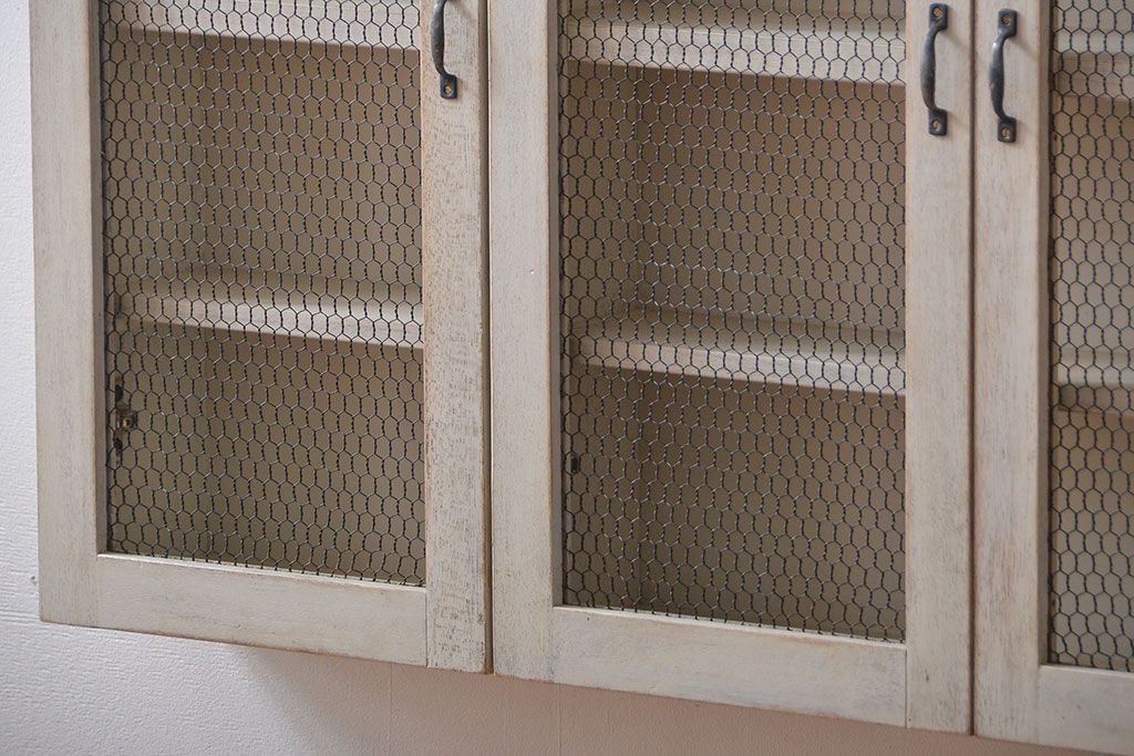 アンティーク家具　アンティークペイント　金網扉のウォールラック