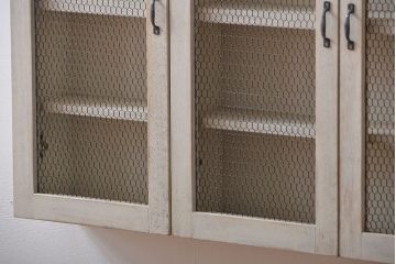 アンティーク家具　アンティークペイント　金網扉のウォールラック