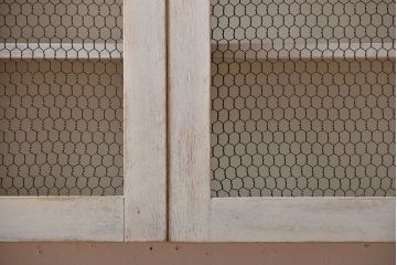 アンティーク家具　アンティークペイント　金網扉のウォールラック