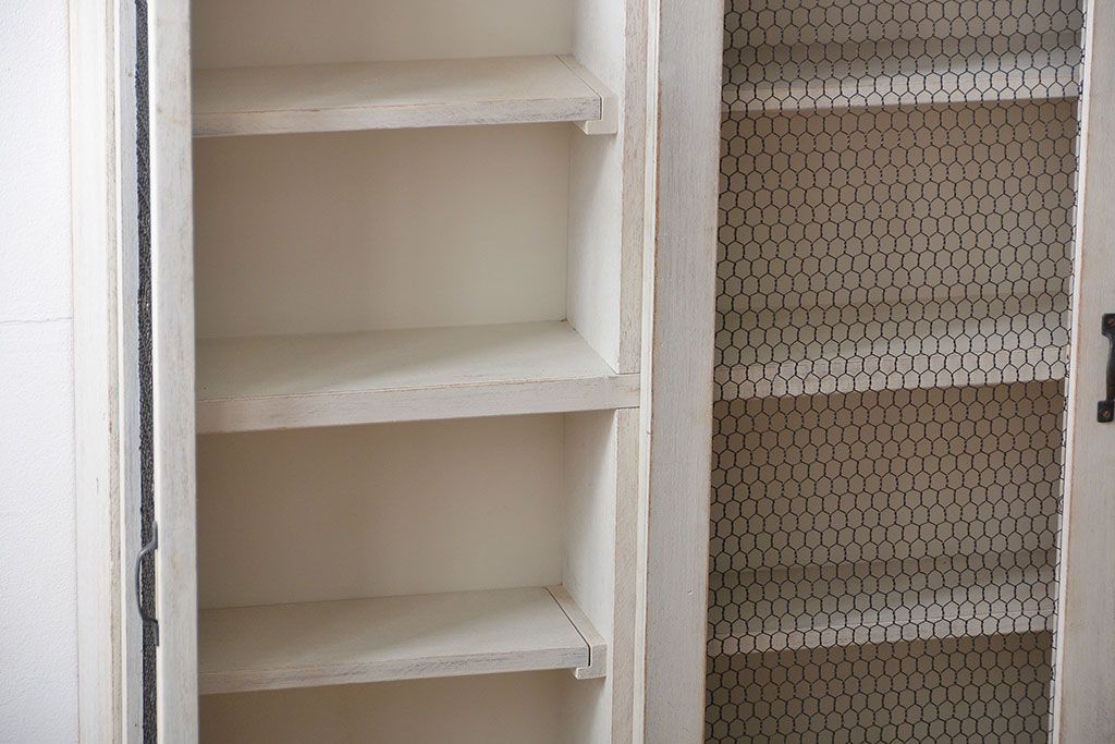 アンティーク家具　アンティークペイント　金網扉のウォールラック