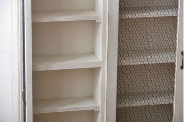 アンティーク家具　アンティークペイント　金網扉のウォールラック