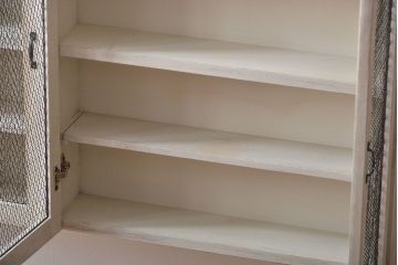 アンティーク家具　アンティークペイント　金網扉のウォールラック