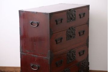 アンティーク家具　古民具・骨董　前面欅材!打ち出し金具の庄内箪笥(時代箪笥)