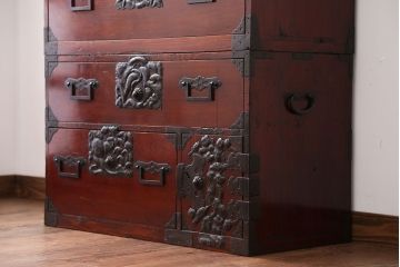アンティーク家具　古民具・骨董　前面欅材!打ち出し金具の庄内箪笥(時代箪笥)