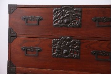 アンティーク家具　古民具・骨董　前面欅材!打ち出し金具の庄内箪笥(時代箪笥)
