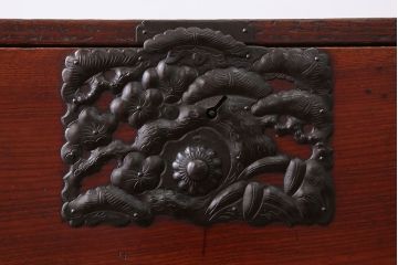 アンティーク家具　古民具・骨董　前面欅材!打ち出し金具の庄内箪笥(時代箪笥)