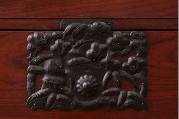 アンティーク家具　古民具・骨董　前面欅材!打ち出し金具の庄内箪笥(時代箪笥)