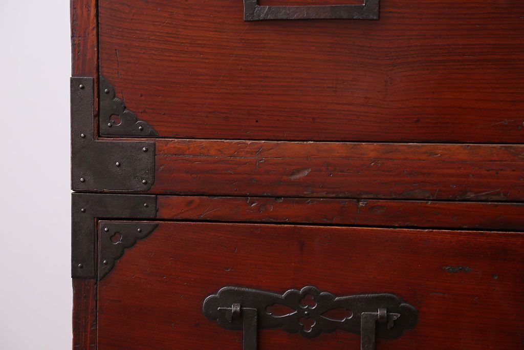 アンティーク家具　古民具・骨董　前面欅材!打ち出し金具の庄内箪笥(時代箪笥)