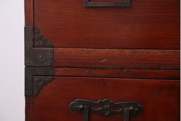 アンティーク家具　古民具・骨董　前面欅材!打ち出し金具の庄内箪笥(時代箪笥)