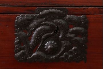 アンティーク家具　古民具・骨董　前面欅材!打ち出し金具の庄内箪笥(時代箪笥)