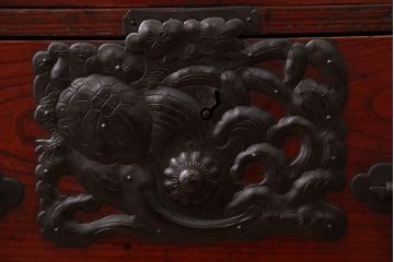 アンティーク家具　古民具・骨董　前面欅材!打ち出し金具の庄内箪笥(時代箪笥)