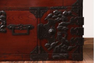 アンティーク家具　古民具・骨董　前面欅材!打ち出し金具の庄内箪笥(時代箪笥)