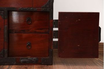 アンティーク家具　古民具・骨董　前面欅材!打ち出し金具の庄内箪笥(時代箪笥)