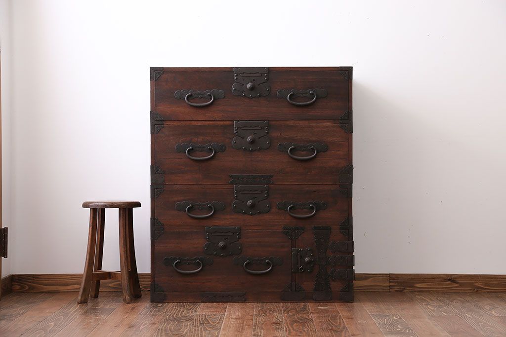 アンティーク家具　古民具・骨董　前面桐材の衣装箪笥(桐箪笥、桐たんす)