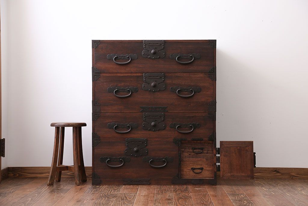 アンティーク家具　古民具・骨董　前面桐材の衣装箪笥(桐箪笥、桐たんす)