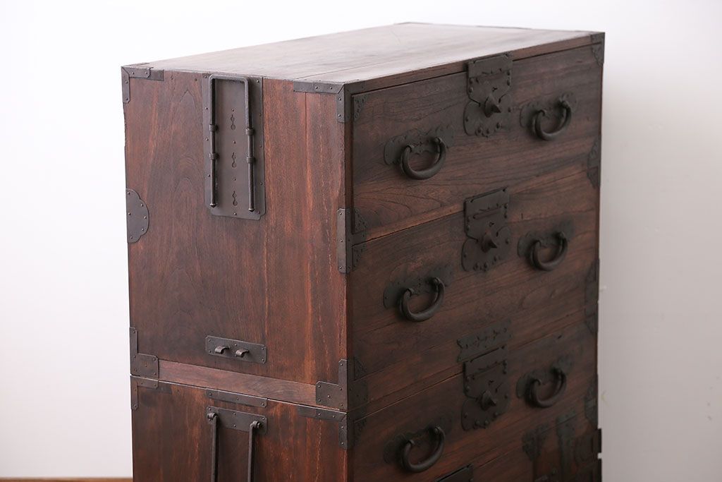 アンティーク家具　古民具・骨董　前面桐材の衣装箪笥(桐箪笥、桐たんす)