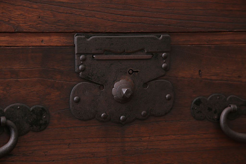 アンティーク家具　古民具・骨董　前面桐材の衣装箪笥(桐箪笥、桐たんす)