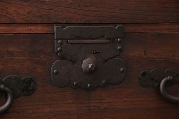 アンティーク家具　古民具・骨董　前面桐材の衣装箪笥(桐箪笥、桐たんす)