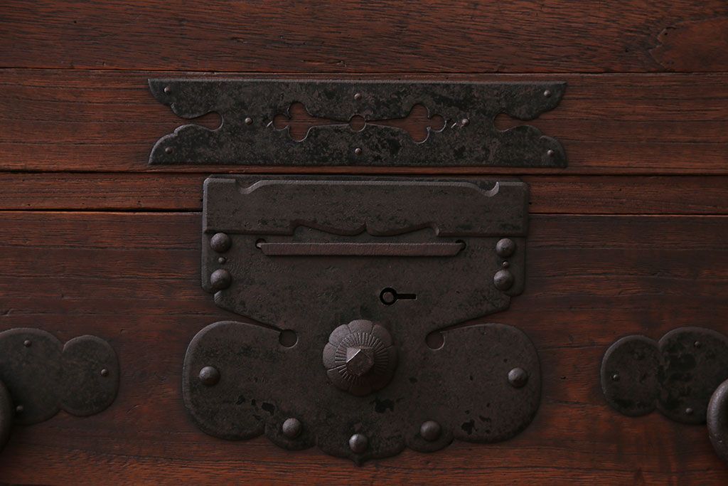 アンティーク家具　古民具・骨董　前面桐材の衣装箪笥(桐箪笥、桐たんす)