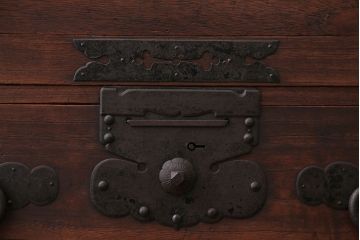 アンティーク家具　古民具・骨董　前面桐材の衣装箪笥(桐箪笥、桐たんす)