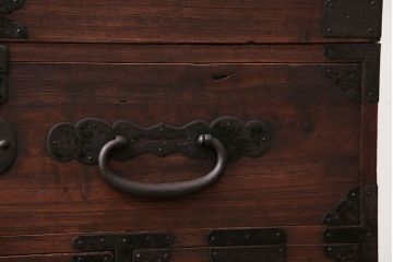 アンティーク家具　古民具・骨董　前面桐材の衣装箪笥(桐箪笥、桐たんす)