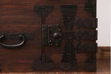 アンティーク家具　古民具・骨董　前面桐材の衣装箪笥(桐箪笥、桐たんす)