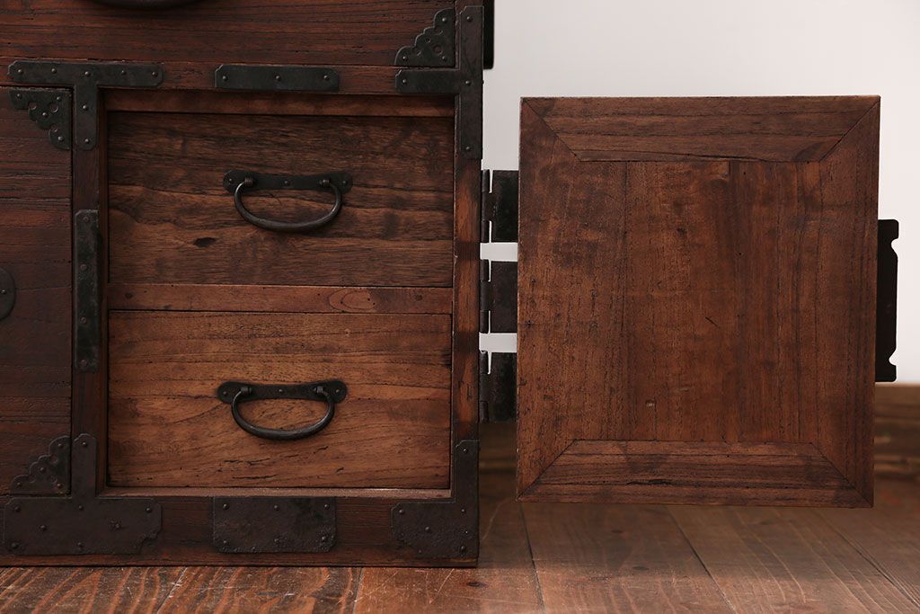 アンティーク家具　古民具・骨董　前面桐材の衣装箪笥(桐箪笥、桐たんす)