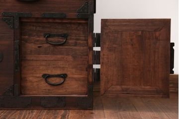 アンティーク家具　古民具・骨董　前面桐材の衣装箪笥(桐箪笥、桐たんす)