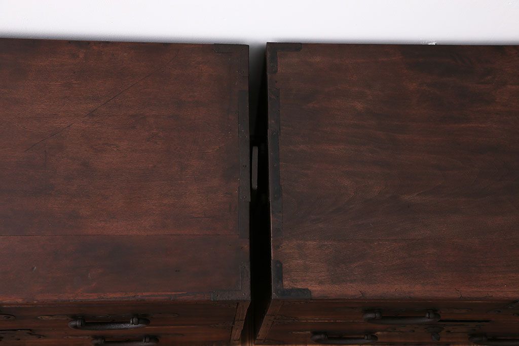 アンティーク家具　古民具・骨董　前面桐材の衣装箪笥(桐箪笥、桐たんす)