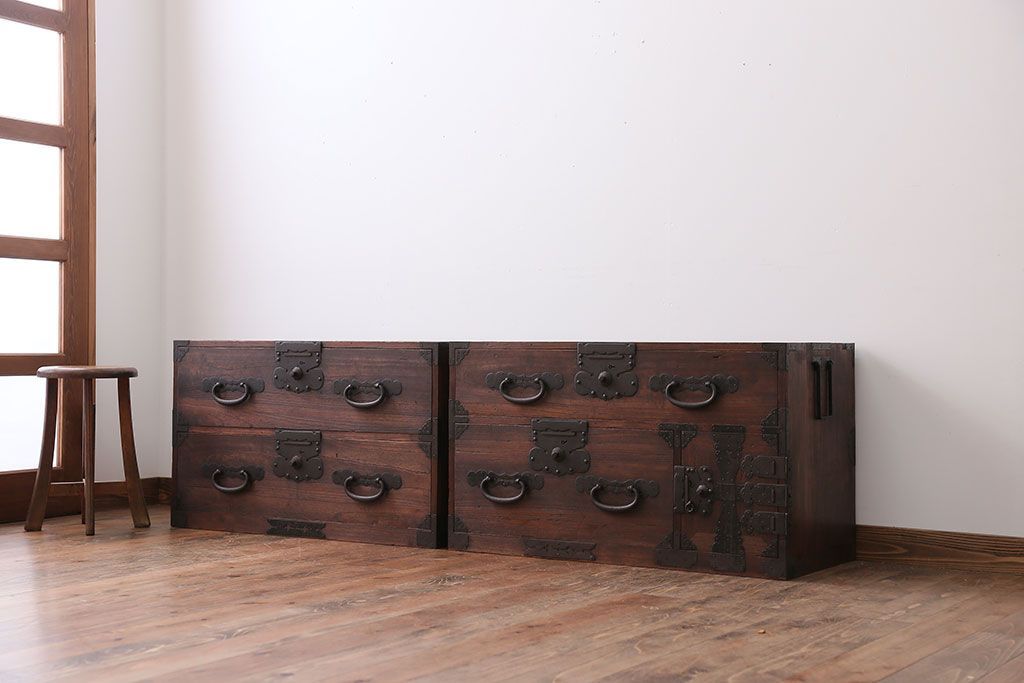 アンティーク家具　古民具・骨董　前面桐材の衣装箪笥(桐箪笥、桐たんす)