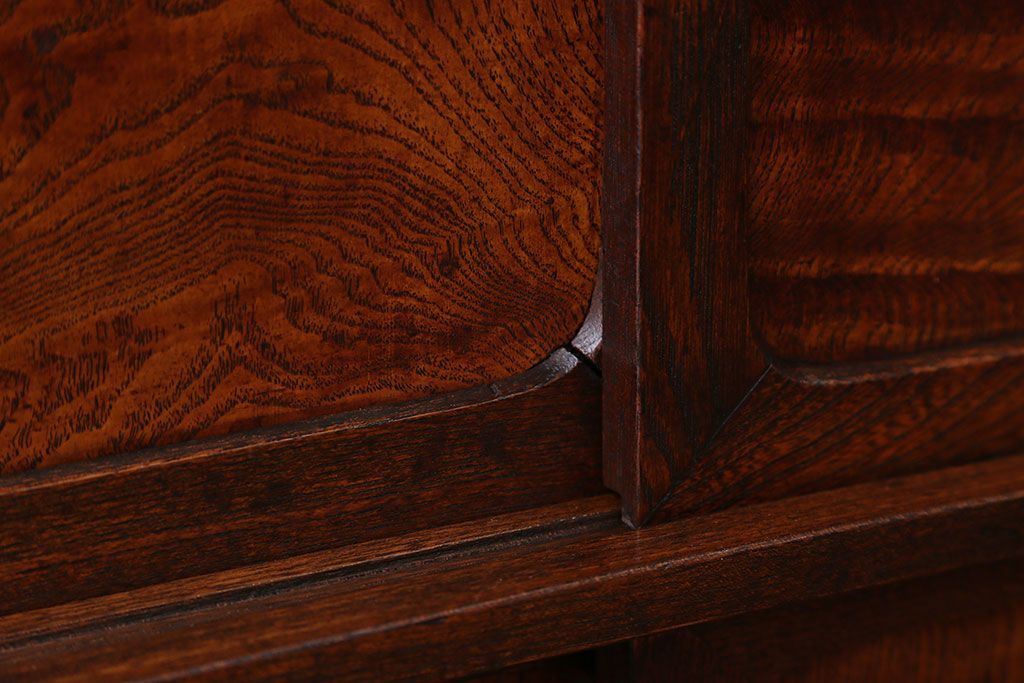 アンティーク家具　引き出し二杯付き!タモ材の収納戸棚