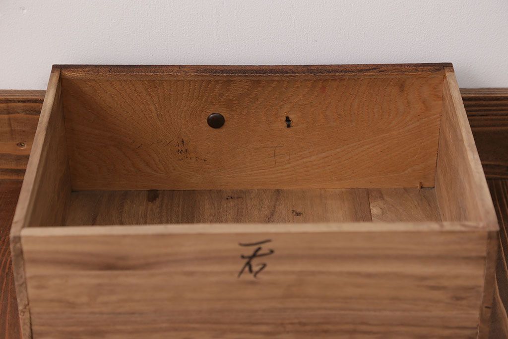 アンティーク家具　引き出し二杯付き!タモ材の収納戸棚