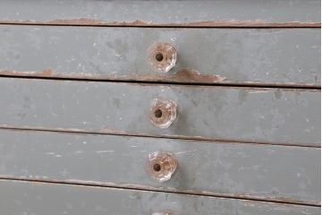 アンティーク家具　ガラスの取っ手のペイントデンタルキャビネット